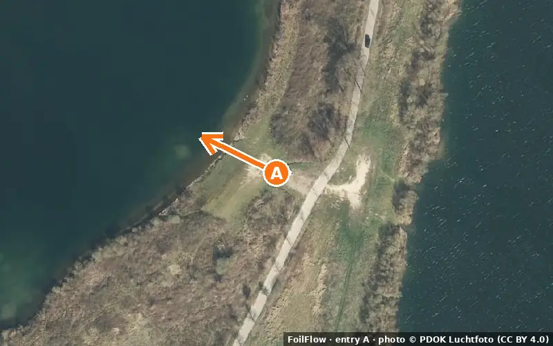 Aerial photo of entry A at Kraaijenbergse Plassen: the arrow points onto the water, P = car parks