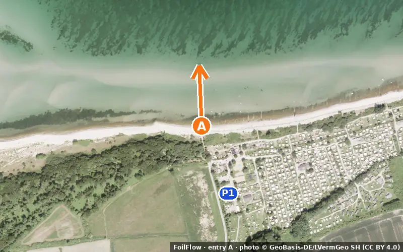 Luftbild von Einstieg A am Spot Krusendorf (Eckernförder Bucht): der Pfeil zeigt aufs Wasser, P = Parkplätze