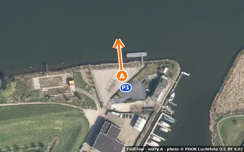 Luchtfoto van instappunt A bij Lage Zwaluwe: de pijl wijst het water op, P = parkeerplaatsen