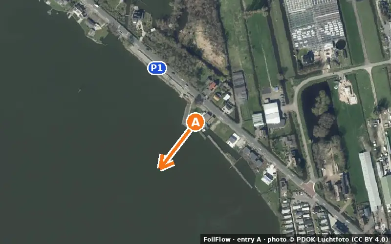 Aerial photo of entry A at Langeraarsche Plassen: the arrow points onto the water, P = car parks