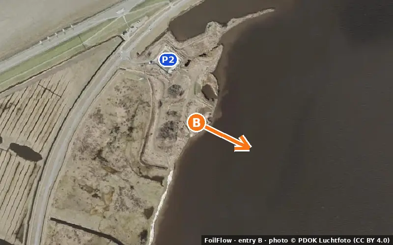 Aerial photo of entry B at Lauwersmeer (Oostmahorn): the arrow points onto the water, P = car parks