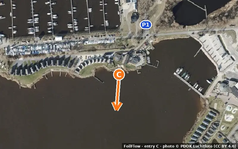 Aerial photo of entry C at Lauwersmeer (Oostmahorn): the arrow points onto the water, P = car parks