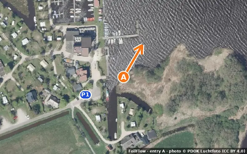 Aerial photo of entry A at Leekstermeer: the arrow points onto the water, P = car parks