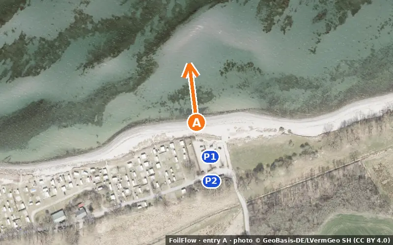 Aerial photo of entry A at Lindhöft (Eckernförder Bucht): the arrow points onto the water, P = car parks