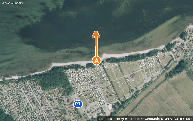 Luftbild von Einstieg A am Spot Loissin (Greifswalder Bodden): der Pfeil zeigt aufs Wasser, P = Parkplätze