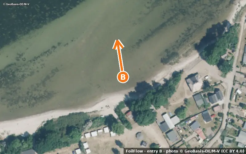 Luftbild von Einstieg B am Spot Loissin (Greifswalder Bodden): der Pfeil zeigt aufs Wasser, P = Parkplätze