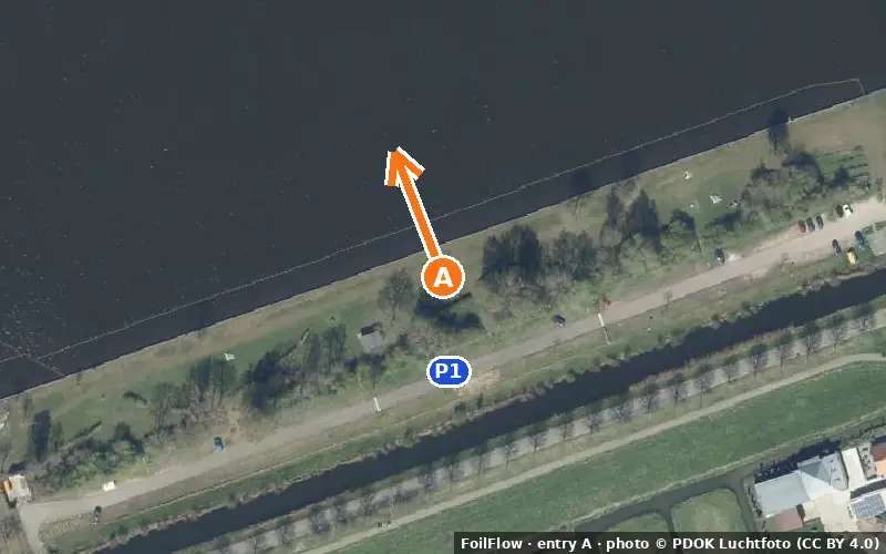 Aerial photo of entry A at Loosdrechtse Plassen: the arrow points onto the water, P = car parks