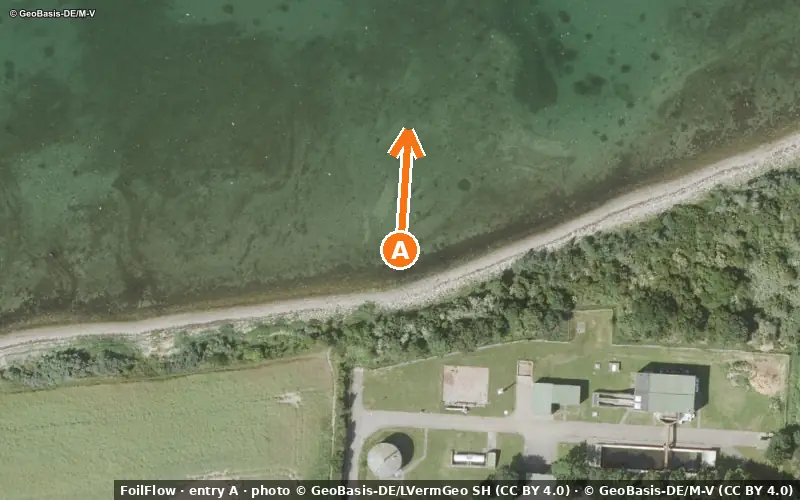 Aerial photo of entry A at Lütjenbrode (Ostsee): the arrow points onto the water, P = car parks