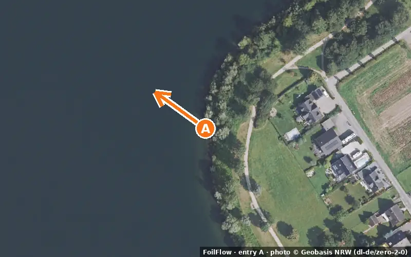 Luftbild von Einstieg A am Spot Lüttingen (Xantener Südsee): der Pfeil zeigt aufs Wasser, P = Parkplätze