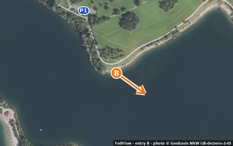 Luftbild von Einstieg B am Spot Lüttingen (Xantener Südsee): der Pfeil zeigt aufs Wasser, P = Parkplätze