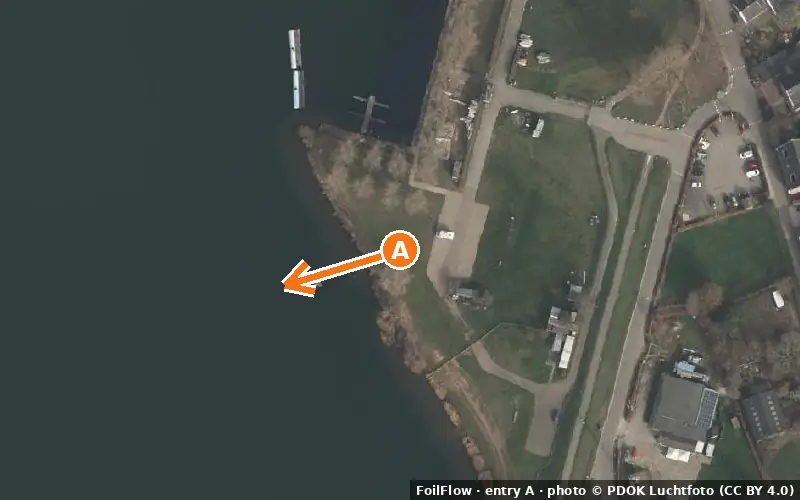 Aerial photo of entry A at Maasplassen (Roermond): the arrow points onto the water, P = car parks