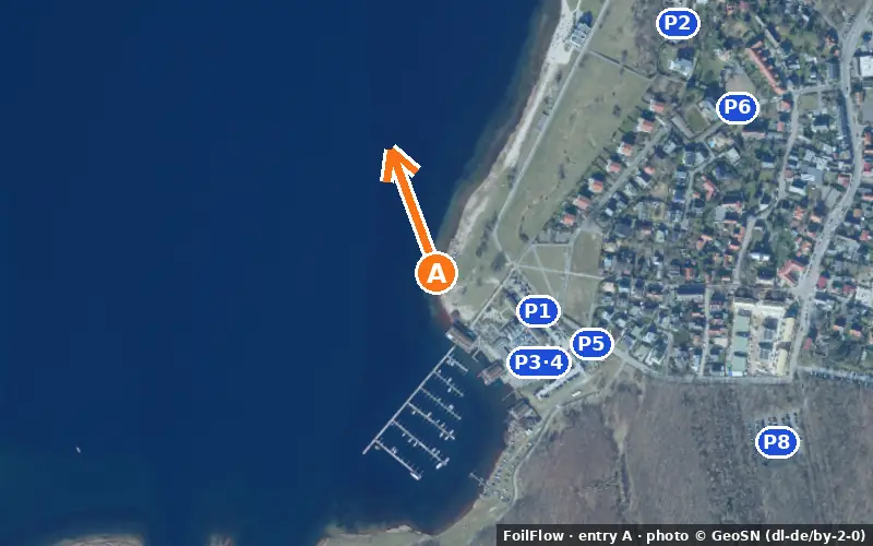 Aerial photo of entry A at Markkleeberg (Cospudener See): the arrow points onto the water, P = car parks