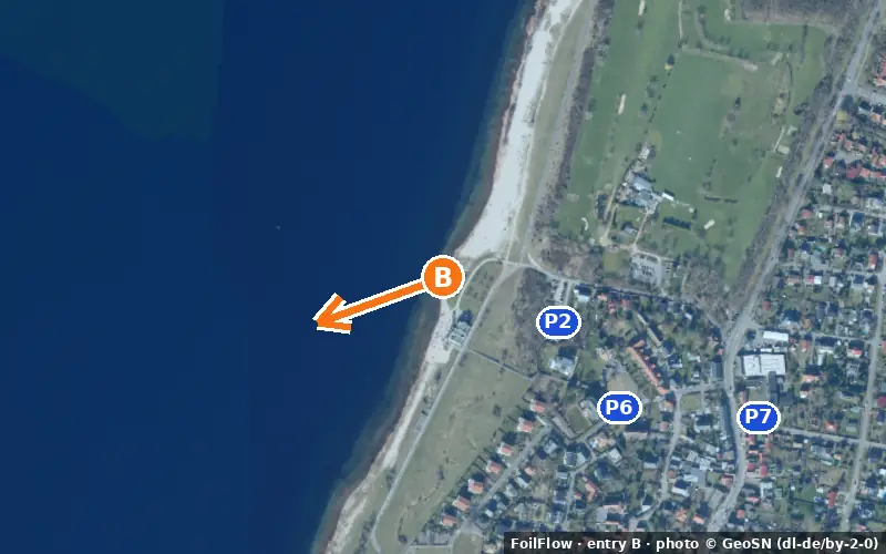 Aerial photo of entry B at Markkleeberg (Cospudener See): the arrow points onto the water, P = car parks