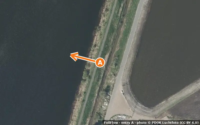 Aerial photo of entry A at Meerstad: the arrow points onto the water, P = car parks