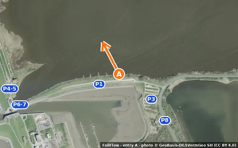 Luftbild von Einstieg A am Spot Meldorf: der Pfeil zeigt aufs Wasser, P = Parkplätze