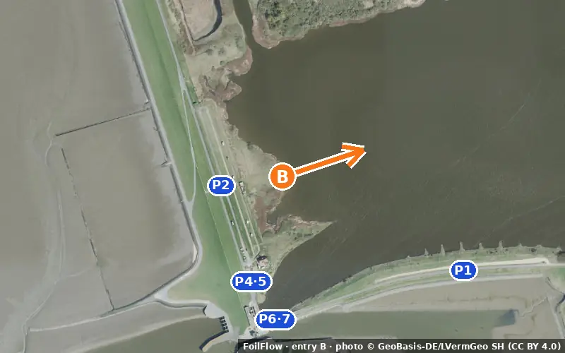 Luftbild von Einstieg B am Spot Meldorf: der Pfeil zeigt aufs Wasser, P = Parkplätze