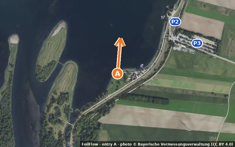Luftbild von Einstieg A am Spot Merching (Mandichosee): der Pfeil zeigt aufs Wasser, P = Parkplätze