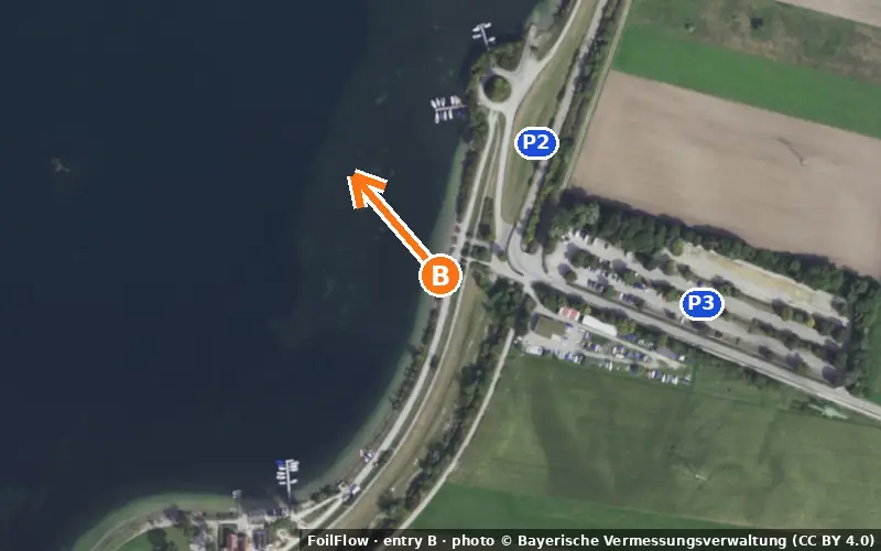Luftbild von Einstieg B am Spot Merching (Mandichosee): der Pfeil zeigt aufs Wasser, P = Parkplätze