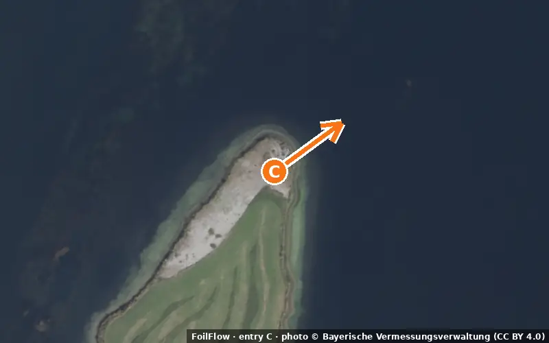 Luftbild von Einstieg C am Spot Merching (Mandichosee): der Pfeil zeigt aufs Wasser, P = Parkplätze