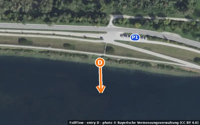 Luftbild von Einstieg D am Spot Merching (Mandichosee): der Pfeil zeigt aufs Wasser, P = Parkplätze
