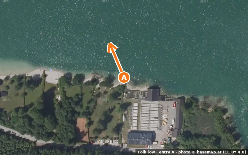 Luftbild von Einstieg A am Spot Mondsee: der Pfeil zeigt aufs Wasser, P = Parkplätze