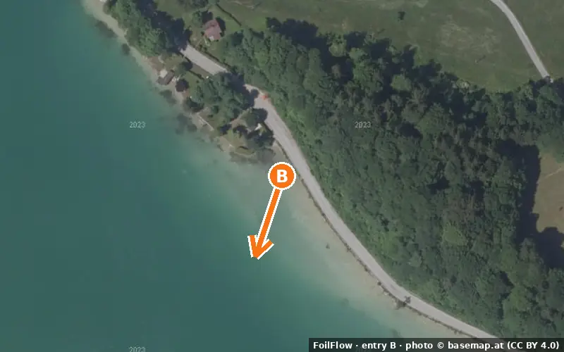 Luftbild von Einstieg B am Spot Mondsee: der Pfeil zeigt aufs Wasser, P = Parkplätze