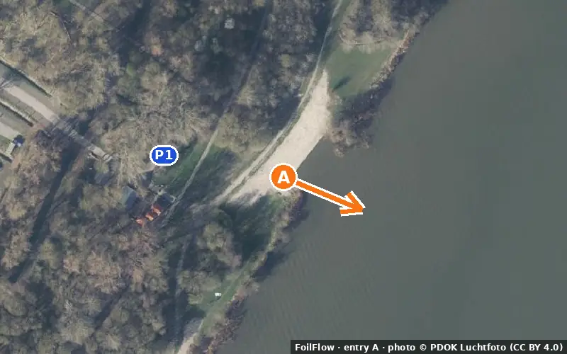 Aerial photo of entry A at Monnickendam (Gouwzee): the arrow points onto the water, P = car parks