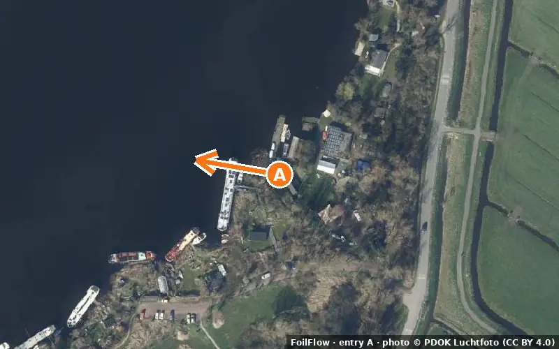 Aerial photo of entry A at Mooie Nel: the arrow points onto the water, P = car parks