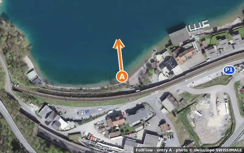 Luftbild von Einstieg A am Spot Mühlehorn (Walensee): der Pfeil zeigt aufs Wasser, P = Parkplätze