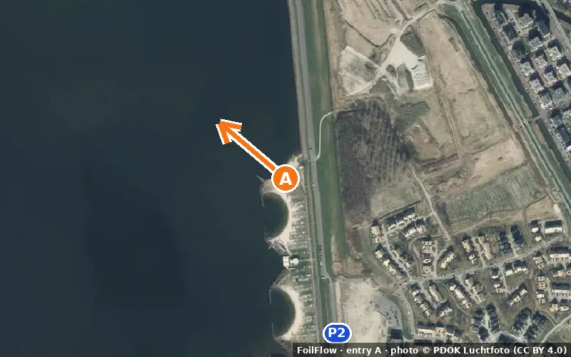 Aerial photo of entry A at Muiderberg: the arrow points onto the water, P = car parks