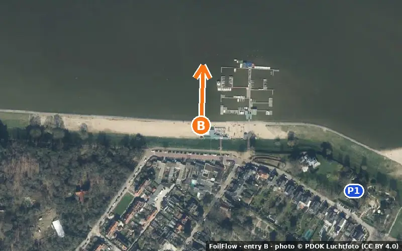 Aerial photo of entry B at Muiderberg: the arrow points onto the water, P = car parks