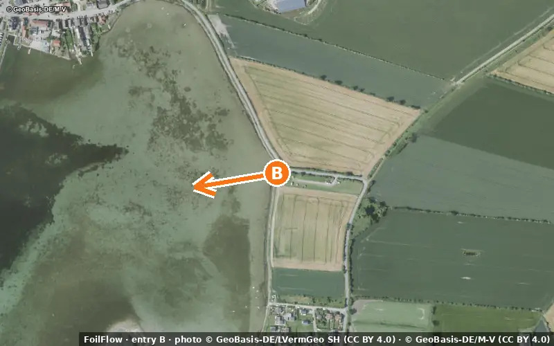 Luftbild von Einstieg B am Spot Neujellingsdorf (Orther Bucht): der Pfeil zeigt aufs Wasser, P = Parkplätze