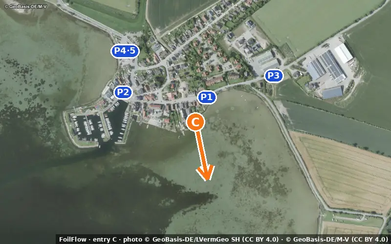 Luftbild von Einstieg C am Spot Neujellingsdorf (Orther Bucht): der Pfeil zeigt aufs Wasser, P = Parkplätze
