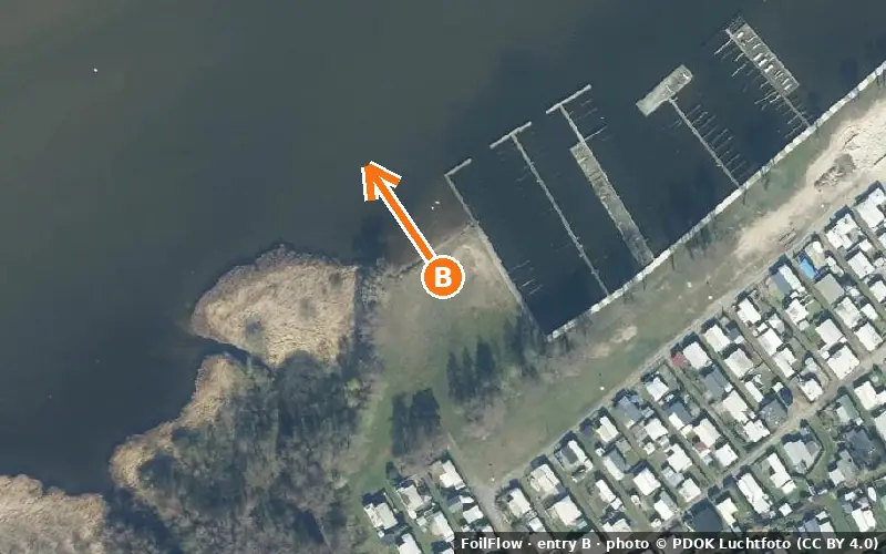 Aerial photo of entry B at Nunspeet (Veluwemeer): the arrow points onto the water, P = car parks