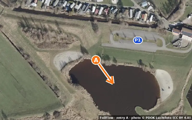 Aerial photo of entry A at Oldeouwer (Tsjûkemar): the arrow points onto the water, P = car parks