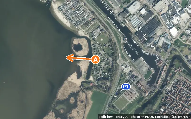 Aerial photo of entry A at Oostendorp (Veluwemeer): the arrow points onto the water, P = car parks