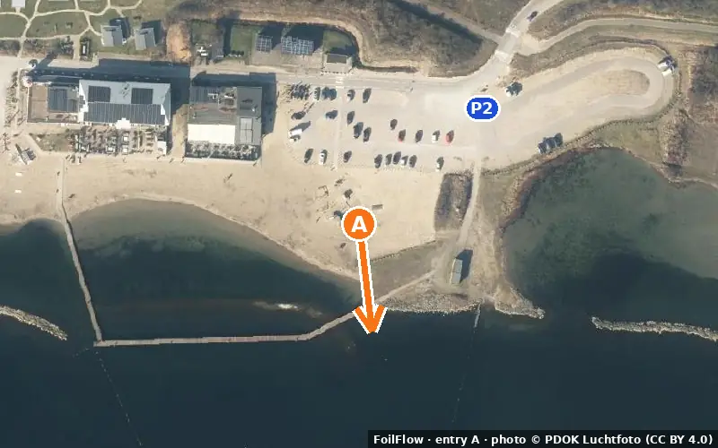 Luchtfoto van instappunt A bij Oostvoornse Meer: de pijl wijst het water op, P = parkeerplaatsen