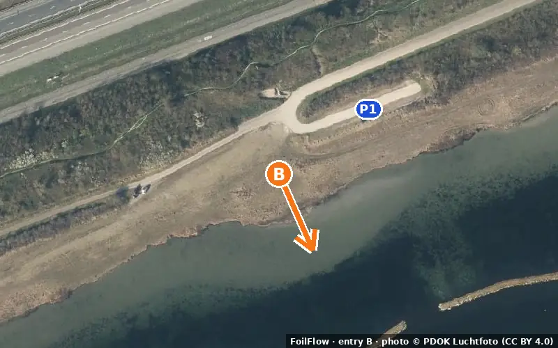 Luchtfoto van instappunt B bij Oostvoornse Meer: de pijl wijst het water op, P = parkeerplaatsen