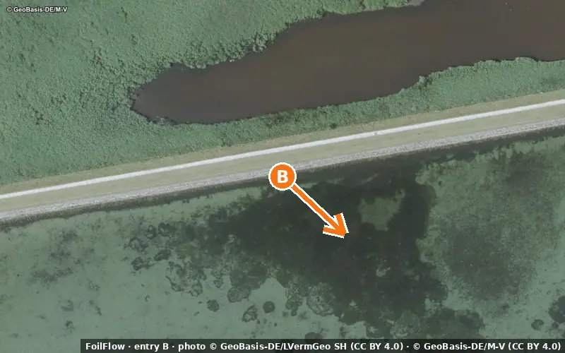 Aerial photo of entry B at Orth (Orther Bucht): the arrow points onto the water, P = car parks