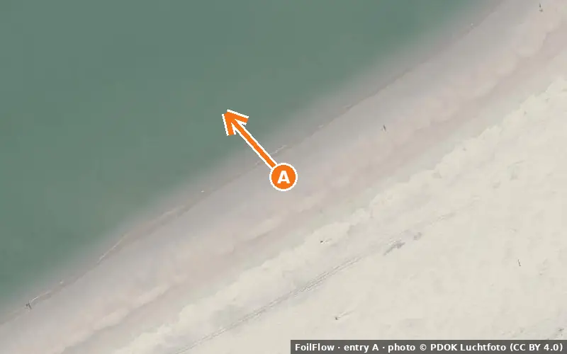 Aerial photo of entry A at Ouddorp: the arrow points onto the water, P = car parks