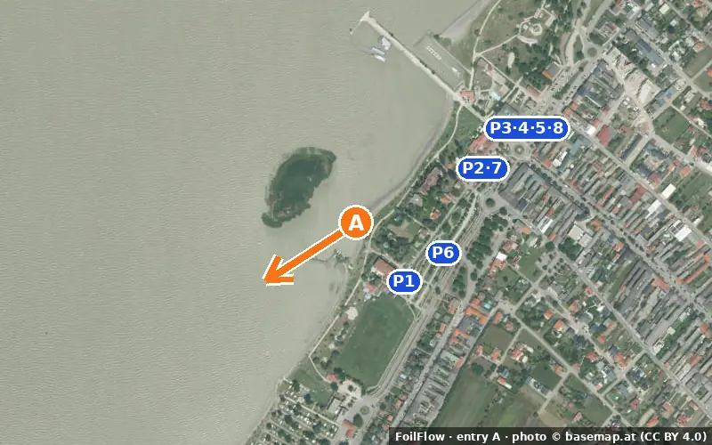 Luftbild von Einstieg A am Spot Podersdorf am See (Neusiedler See): der Pfeil zeigt aufs Wasser, P = Parkplätze