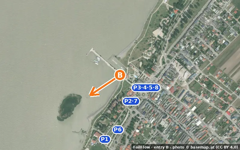 Luftbild von Einstieg B am Spot Podersdorf am See (Neusiedler See): der Pfeil zeigt aufs Wasser, P = Parkplätze