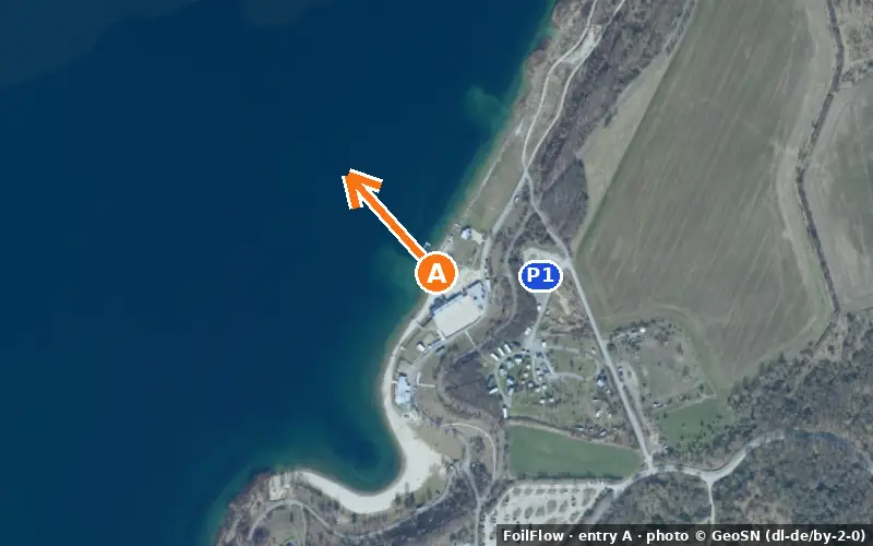 Aerial photo of entry A at Rackwitz (Schladitzer See): the arrow points onto the water, P = car parks