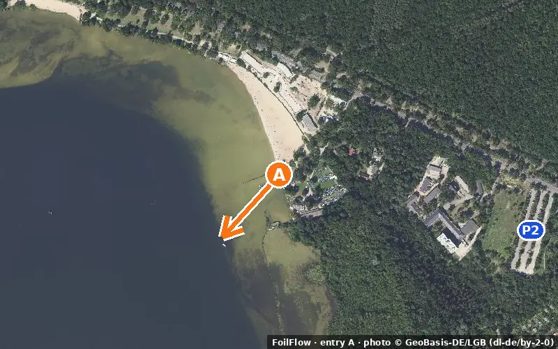 Luftbild von Einstieg A am Spot Rahnsdorf (Großer Müggelsee): der Pfeil zeigt aufs Wasser, P = Parkplätze