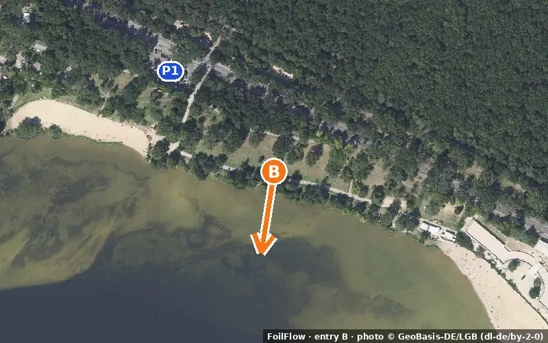 Luftbild von Einstieg B am Spot Rahnsdorf (Großer Müggelsee): der Pfeil zeigt aufs Wasser, P = Parkplätze