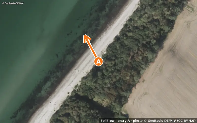 Luftbild von Einstieg A am Spot Rerik (Mecklenburger Bucht): der Pfeil zeigt aufs Wasser, P = Parkplätze