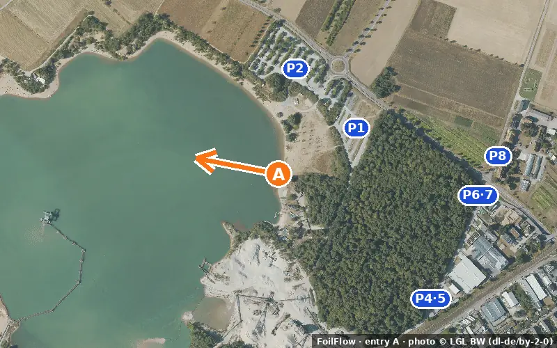 Luftbild von Einstieg A am Spot Rheinstetten (Epplesee): der Pfeil zeigt aufs Wasser, P = Parkplätze