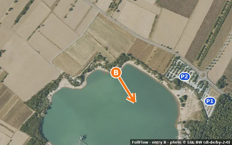 Luftbild von Einstieg B am Spot Rheinstetten (Epplesee): der Pfeil zeigt aufs Wasser, P = Parkplätze