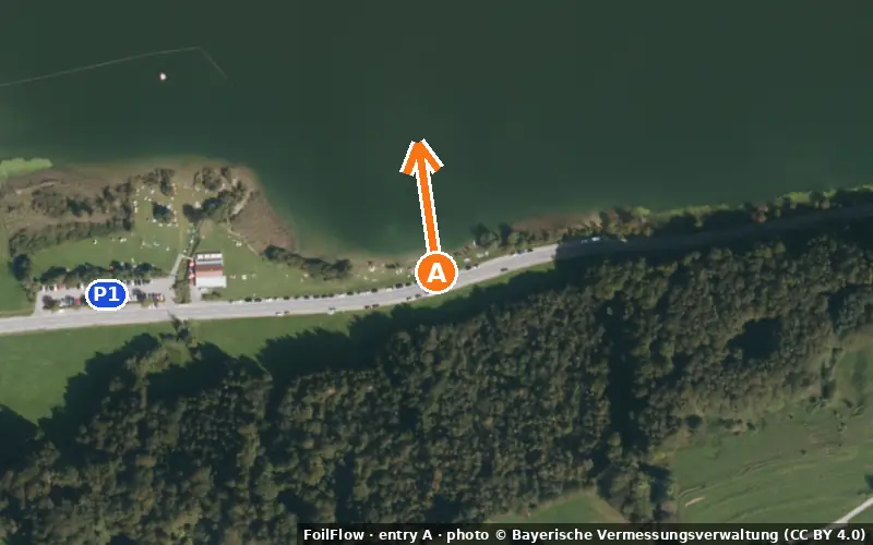 Luftbild von Einstieg A am Spot Rieder (Großer Alpsee): der Pfeil zeigt aufs Wasser, P = Parkplätze