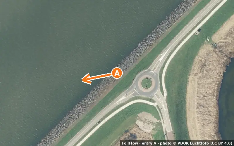 Aerial photo of entry A at Rotonde Spot (Lelystad): the arrow points onto the water, P = car parks